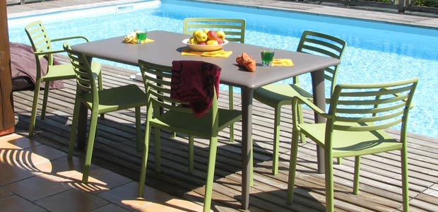 Mesa retangular 4-6 lugares chocolate e cadeiras verde