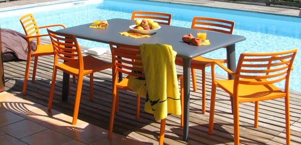 Salon r�sine 4 � 6 places, table grise