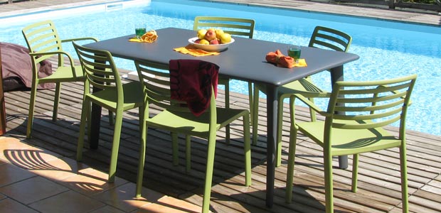 Salon r�sine 4 � 6 places, table grise
