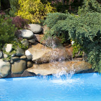 Jardim com piscina